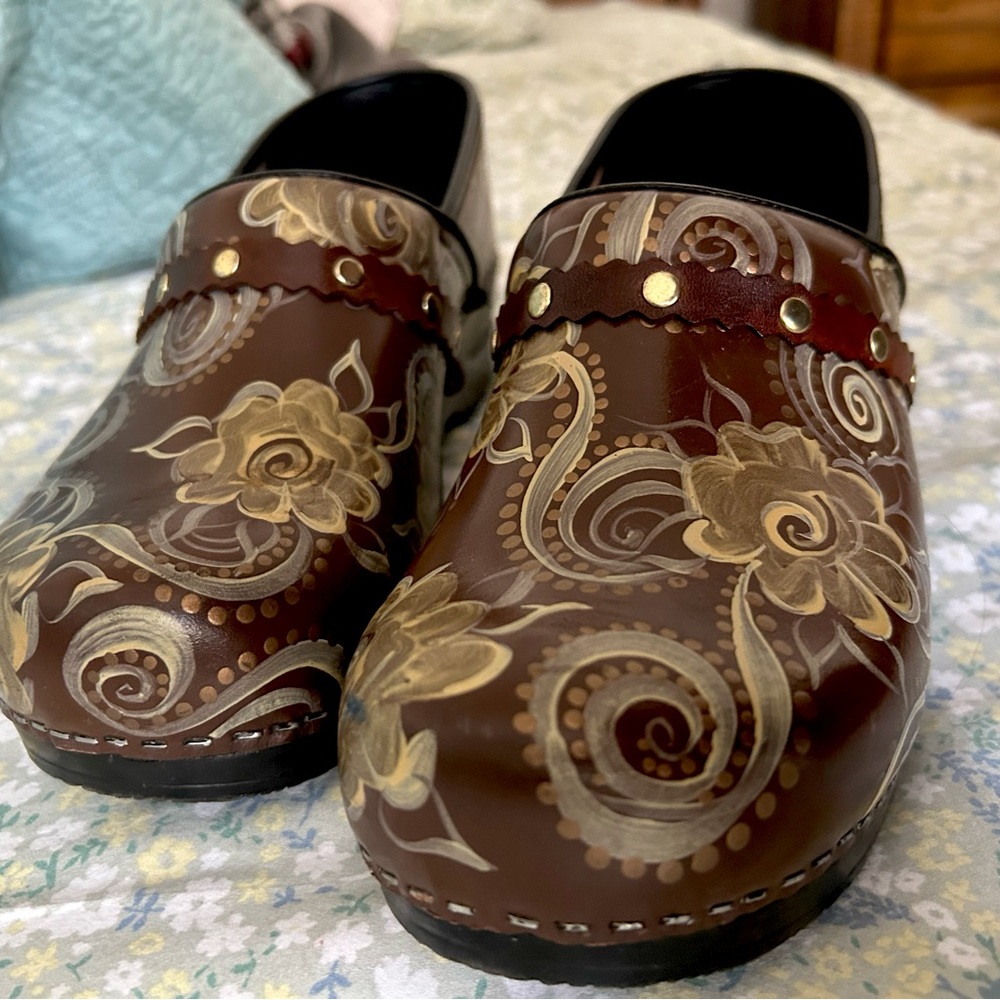 Dansko Brown w/ floral design size 40